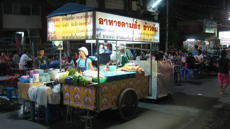 รถเข็นขายอาหารกลางคืน